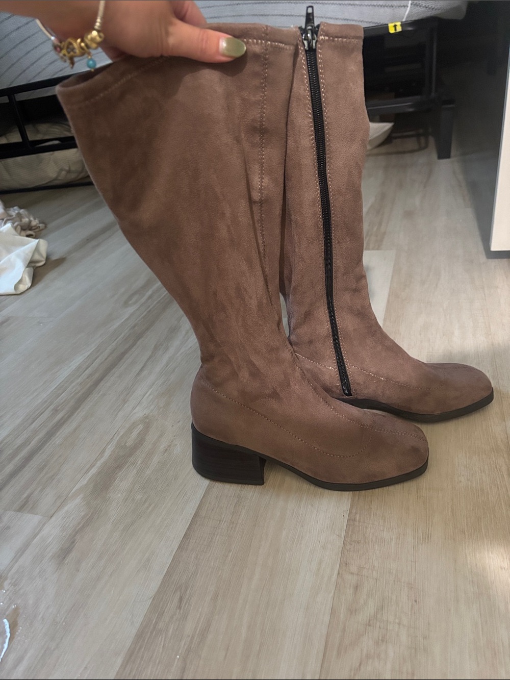 Women's Knee-High Suede Block Heel Boots - Taupe
